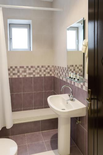 a bathroom with a sink and a toilet and a tub at بناية الســــــــــرايا للشقق المخدومة in Tabuk