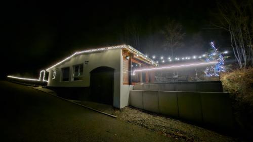 een huis met een kerstboom en lichten erop bij Maal Waldhaus in Todtnau