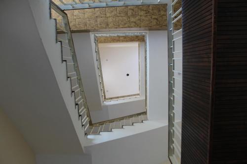 een kamer met een spiegel aan de muur en een raam bij Shri Rajadhiraj Ashray- Nr Mathura Railway Station in Mathura