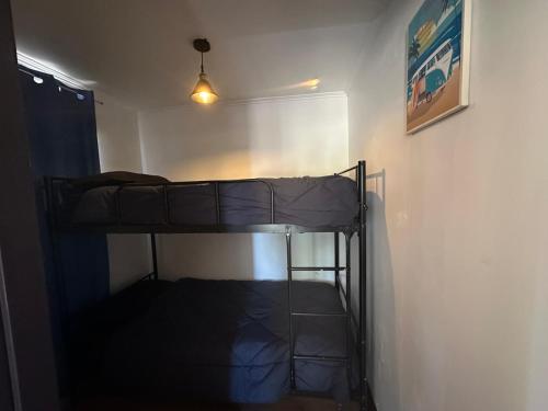 una camera da letto con un letto a castello in una stanza di Quincho la Beli a Chillán