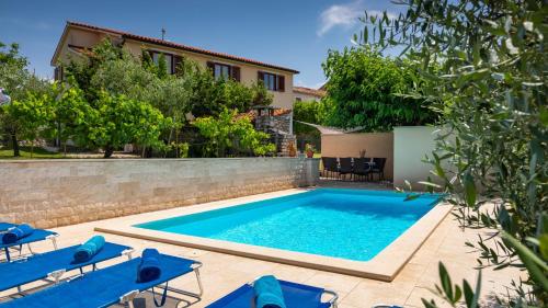 Villa Greis with 4 bedrooms and pool in Buje