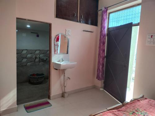 Et badeværelse på MAHAKUMBSTAYHOMe