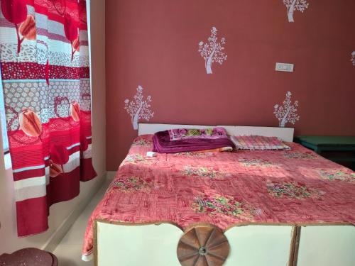 En eller flere senge i et værelse på MAHAKUMBSTAYHOMe