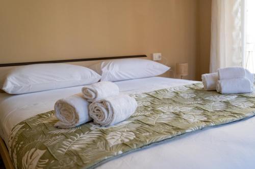 Een bed of bedden in een kamer bij Sperlonga Center Home