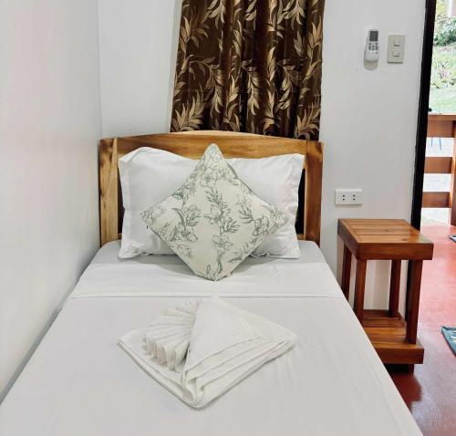 En eller flere senge i et værelse på LUZVILLE Transient House - Port Barton