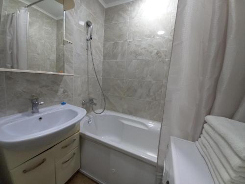Et badeværelse på Апартаменты в районе Космос