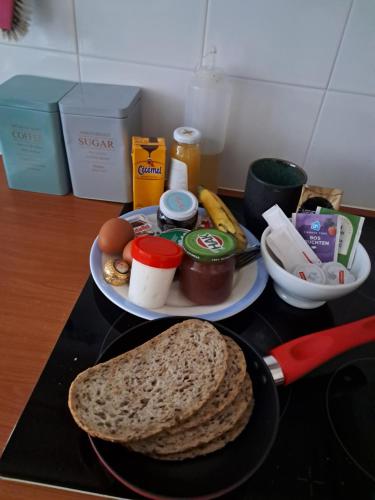 een bord met eten, brood en specerijen op tafel bij Domus moerenpoort in Tongeren