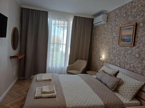 una camera da letto con un letto grande e una finestra di Къща за гости Форест 58 a Vasil Levski