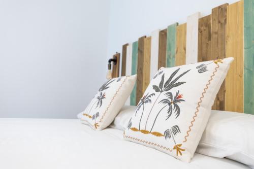 a row of pillows sitting on top of a bed at Go-Vi Gozar en Vitoria in Vitoria-Gasteiz