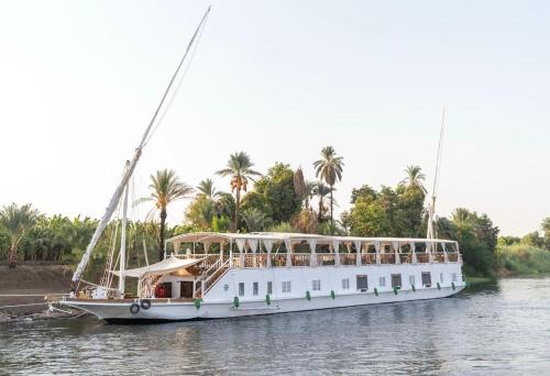 Miss Fatima Dahabiya-Nile Cruise 4 night sailing-Includes English speaking Guide and site seeing -All inclusive excluding alcoholic beverages