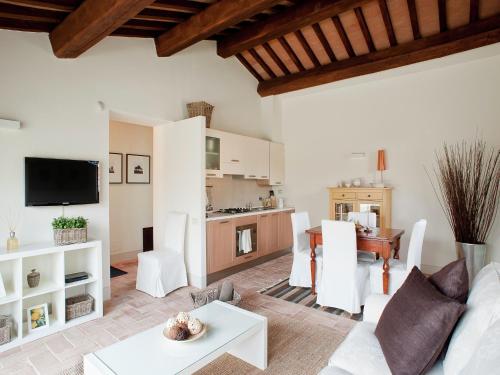 un soggiorno con un divano e un tavolo di Modern holiday home in Foligno - Loc with pool a Case Vecchie