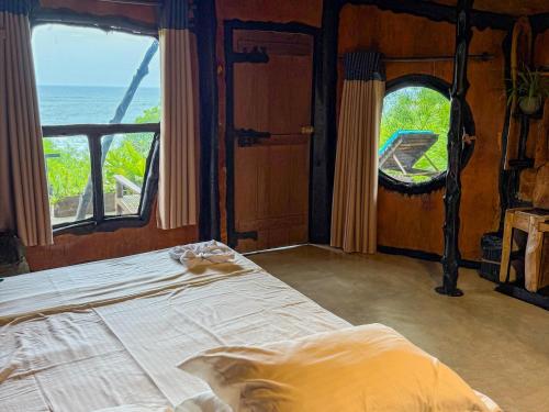En eller flere senge i et værelse på Happybeach Sea view Cabin restaurant & beach bar