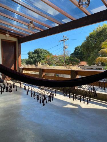 un'amaca al centro di una stanza con vista di FamilySpace a Búzios