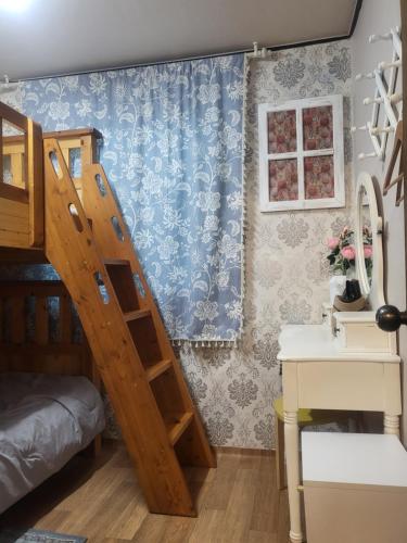 Een bed of bedden in een kamer bij Gwangan Beach Cozy House