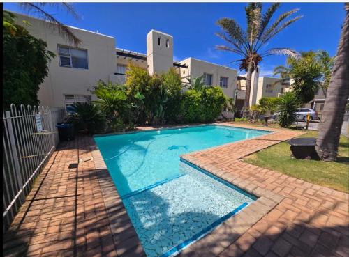 een zwembad voor een huis bij KINGSLEY Green in Gqeberha