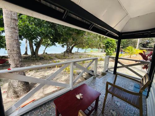 Een balkon of terras bij White Sandy Beach Dive Resort