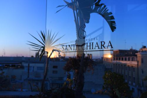 un cartello per l'hotel santa chiara al tramonto di Suite Hotel Santa Chiara a Lecce