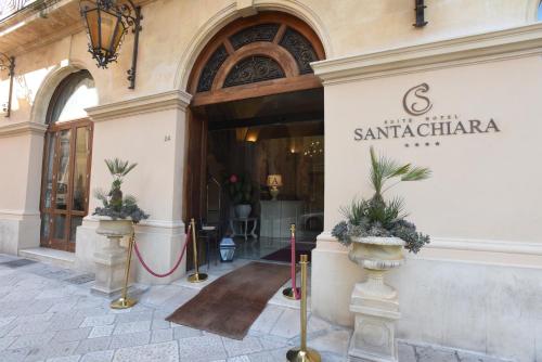 un negozio di fronte a un edificio con piante di Suite Hotel Santa Chiara a Lecce