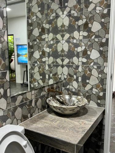 a bathroom with a bowl on a table next to a toilet at M-Resort Pathum-thani Thailand in Ban Khlong Sam Wa (3)