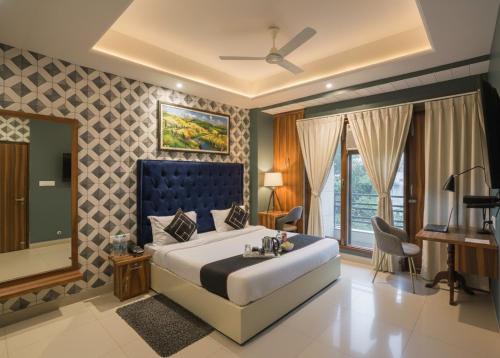 Postel nebo postele na pokoji v ubytování Hotel Church House - Rohini I Near Metro I Specious Rooms I Friendly Staff I Most Preferred Hotel In Rohini