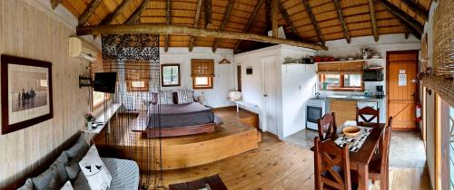 een kamer met een bed en een keuken in een huis bij Cabañas Las Achiras in Punta Del Diablo