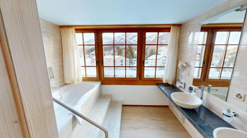 Phòng tắm tại Schweizerhaus Swiss Quality Hotel