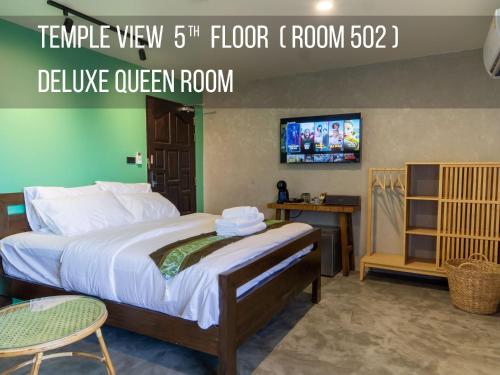 een slaapkamer met een bed en een tv. bij Lo-Ha Guest house, Contactless Check-in in Bangkok