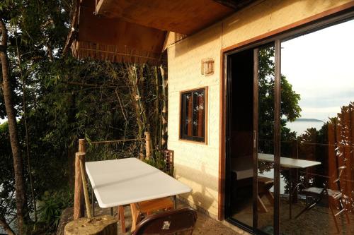 En balkon eller terrasse på Cocovana Beach Resort