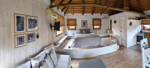 een slaapkamer met een bed in het midden bij Cabañas Las Achiras in Punta Del Diablo