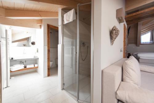 卡纳泽伊维特斯山区小屋酒店的带玻璃淋浴和水槽的浴室