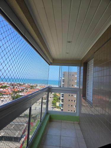 een balkon met uitzicht op de oceaan bij Beachfront Apartment in Itanhaém