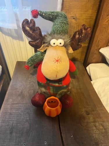 een knuffeldier zit op een tafel bij Ślimakowa chatka jak u babci in Parczew