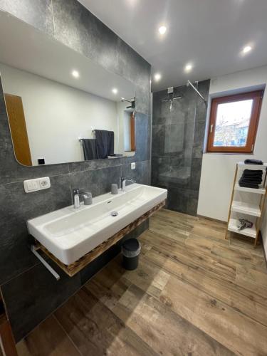 een badkamer met een witte wastafel en een douche bij Ferienwohnungen Paukner in Sankt Englmar