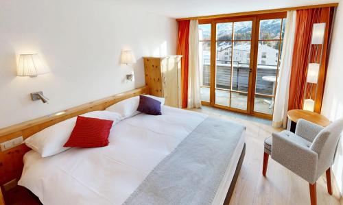 Giường trong phòng chung tại Schweizerhaus Swiss Quality Hotel