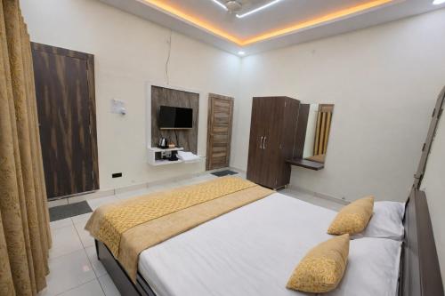 Postel nebo postele na pokoji v ubytování Hotel JL Palace Shri Mahakaleshwar Jyotirlinga Temple And Railway Station - Fully Air Conditioned Premium Room - Free Wi-fi - Free Parking Available - Best Premium Hotel In Ujjain