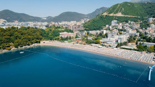 een luchtzicht op een strand met een stad bij Hotel Harmonia by Dukley in Budva