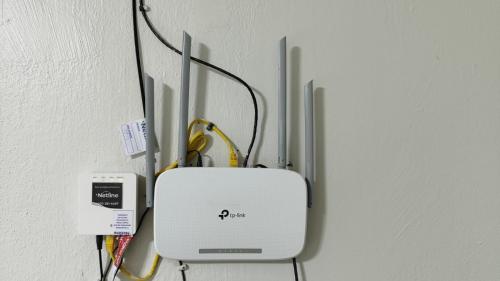 卡雅泽拉斯Qt bem localizado e Confortável -Centro的一面墙上有一个电源插座和一个电箱