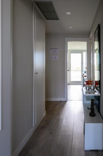 an empty room with a kitchen and a hallway at Apartamento Cervantino in Alcalá de Henares