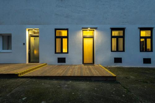 Family Apartment with elevated King-Size Loft Bed l Walk to City Centre
