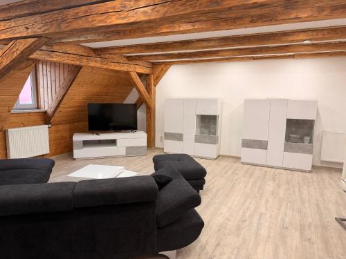 un soggiorno con due divani e una TV a schermo piatto di Zentrale Erbendorfer Studiowohnung a Erbendorf