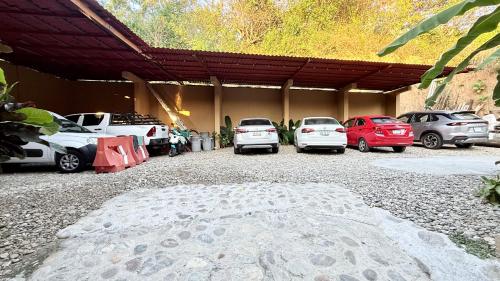 een groep auto's geparkeerd op een parkeerplaats bij Hotel Casa del Mar Mazunte in Santa María Tonameca
