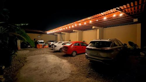 een groep auto's geparkeerd in een garage 's nachts bij Hotel Casa del Mar Mazunte in Santa María Tonameca