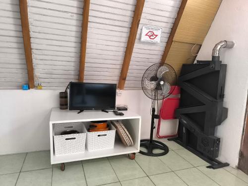 een tv die op een plank staat met een ventilator bij Per a Tu in Punta del Este