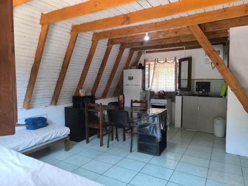 een keuken met een tafel en stoelen in een kamer bij Per a Tu in Punta del Este