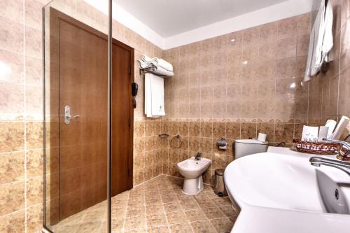 een badkamer met een wastafel en een toilet bij Спа Хотел Орфей in Devin