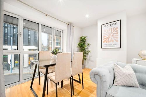 Et opholdsområde på Stylish Two Bed Apartment - City Centre - Smart Tv - Parking 201MH