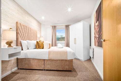 En eller flere senge i et værelse på Stylish Two Bed Apartment - City Centre - Smart Tv - Parking 201MH