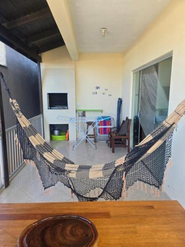 een hangmat in een kamer met een woonkamer bij Ótimo apartamento com ampla sacada e vista pro mar in São Francisco do Sul