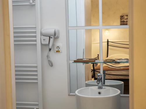 ein Badezimmer mit Waschbecken und Spiegel in der Unterkunft Zodia Craiului in Peştera