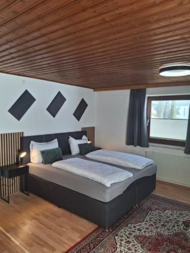 een slaapkamer met een bed en een houten plafond bij Appartment Tobias in Radstadt